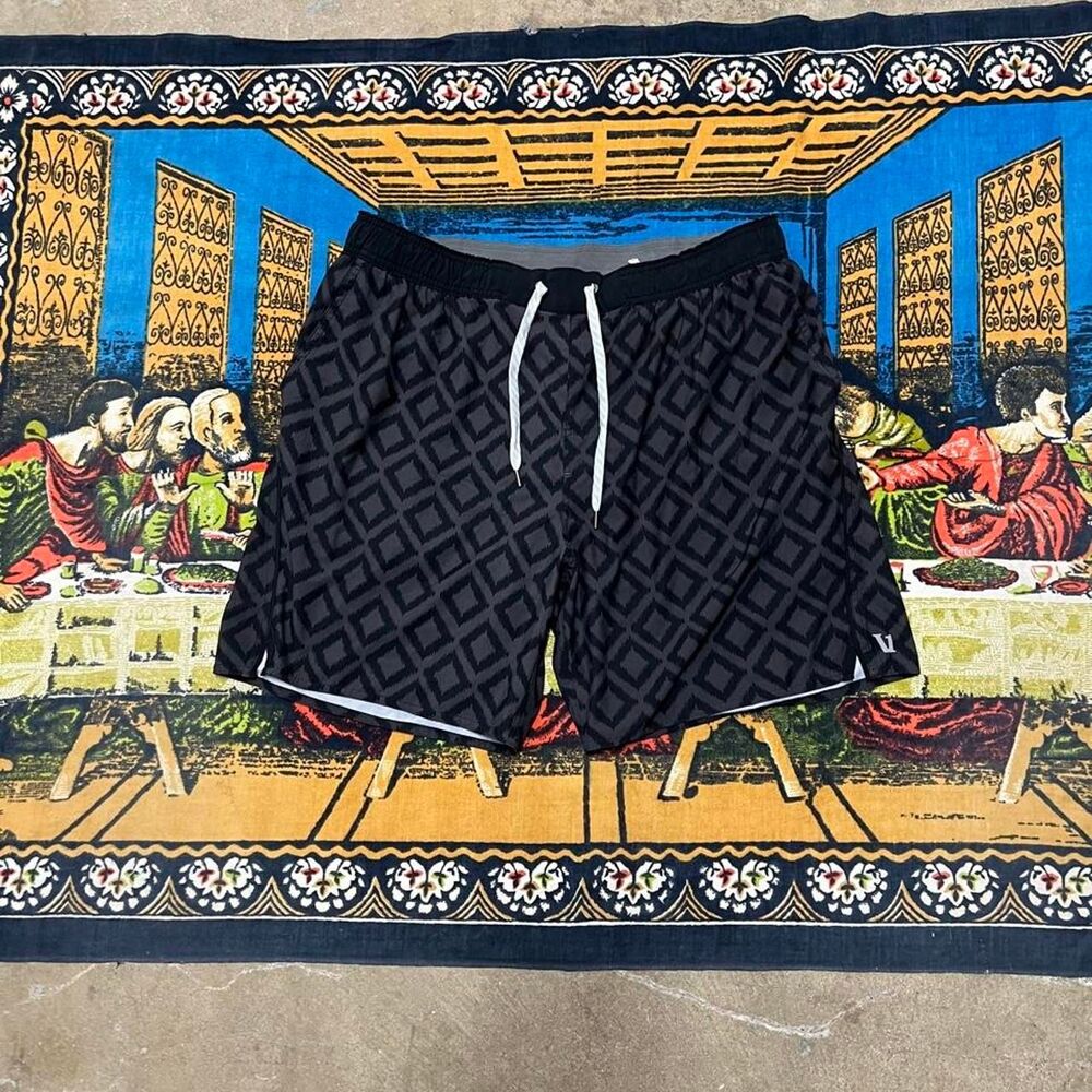Black Vuori Kore Shorts Size xl 7" inseam athleisure training running gym